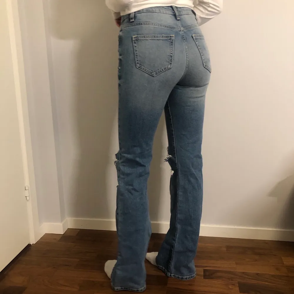 Skitfräscha jeans med slitningar som knappt är använda, passar XS-S & möjligtvis M, jag är 165 och de är långs på mig, hör av er vid frågor!. Jeans & Byxor.