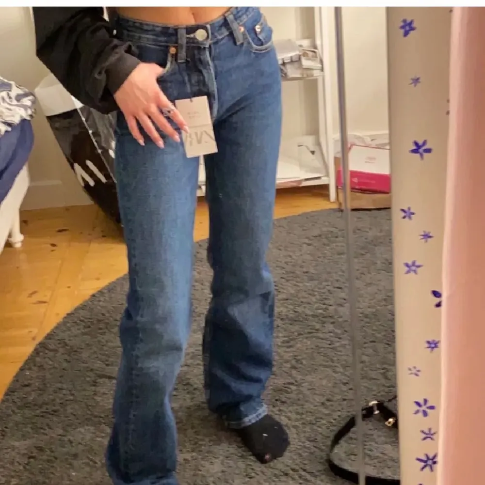 Första bilden är lånad populära slutsålda mid-Rise jeans från zara.helt nya med prislapp. kan tyvärr inte testa de på då dom är för små budgivning från 250+frakt eller köp direkt för 450kr. Jeans & Byxor.