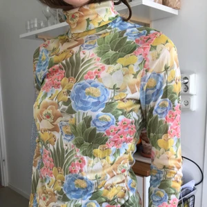 Svensk vintage polo med blommor, 34/36 - Len och något genomskinlig polotröja i gott skick. 