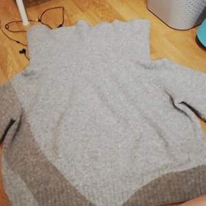En grå jätte mysig stickad tröja från H&M. Säljer den för har aldrig använt den och den tar plats. 