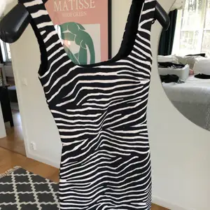Supersnygg zebraklänning från h&m. Säljer pga att den tyvärr är lite för tajt för mig. Ej använd endast testad.