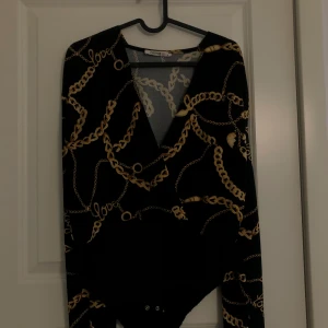 Body med guld detalj  - En oanvänd body med guld detaljer. One size