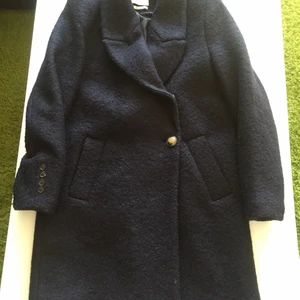 Mango kappa blå översize - Mango kappa översize. 50%ull 50% polyester