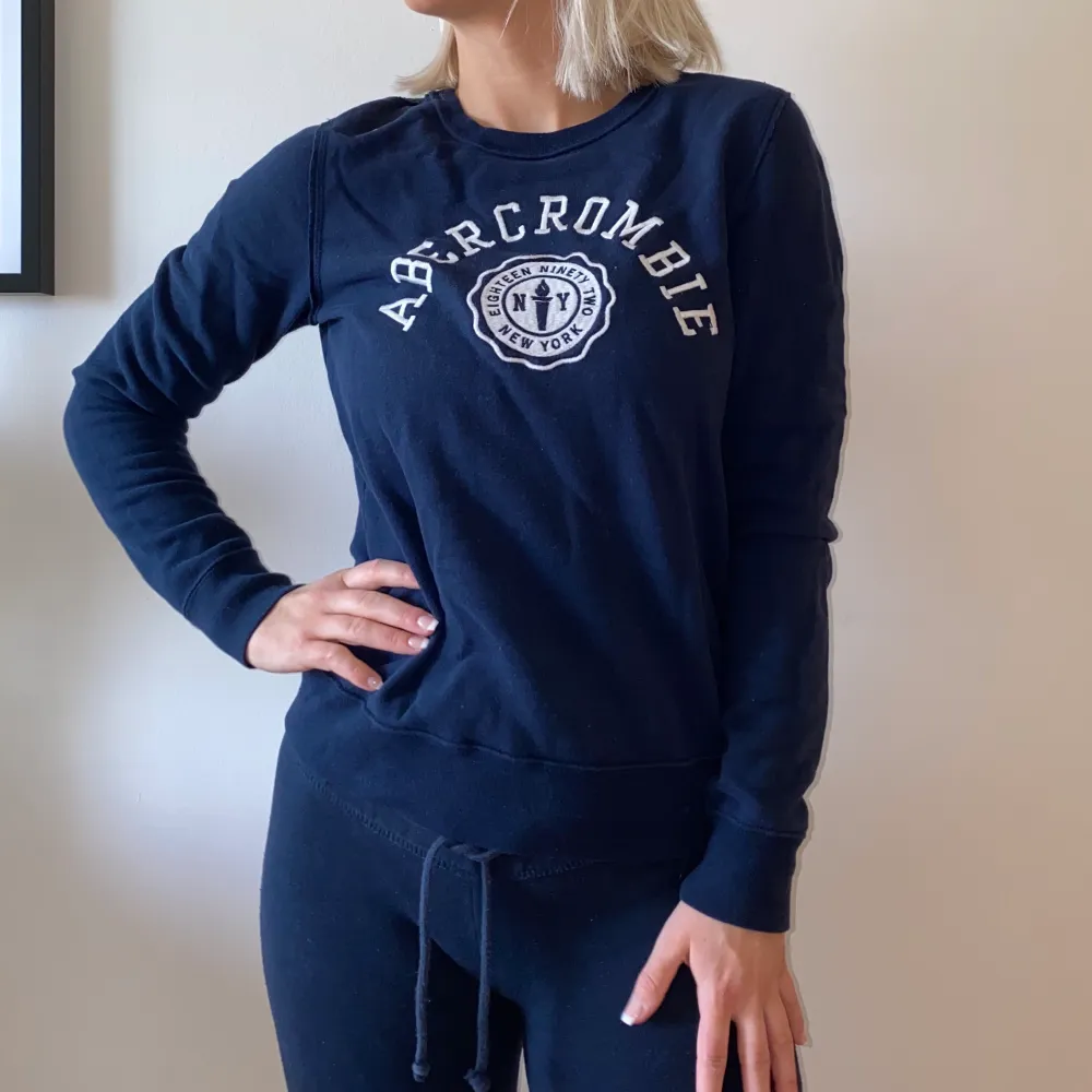Denna mörkblåa sweatshirt från abercrombie and fitch är i mycket fint skick och superskönt material!! 💙. Tröjor & Koftor.