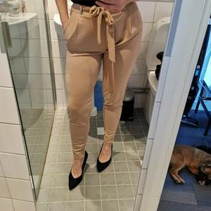 Byxor från Nelly Trend. S - Sköna och stiliga byxor från Nelly Trend. Använda 1 gång. Storlek S. Samfraktar gärna. Frakt 69kr. Swishbetalning