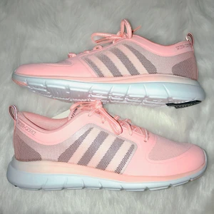 Adidas Selena Gomez - Skor från Adidas från Selena Gomez⭐️ Storlek 36,5💗 Säljes för 249kr, köpare står för frakt-66kr spårbart med PostNord😊
