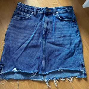 Hm kjol - Jättesöt, jeanskjol från h&m. Passar perfekt till sommaren!!!🌸💗 I bra skick