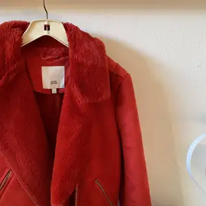Underbar röd jacka med päls och mockamaterial. Tyvärr för liten men älskar den!!