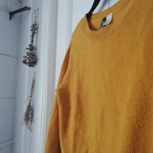 Stickad tröja - Senapsgul stickad tröja från hm i storlek S!! Frakt tillkommer
