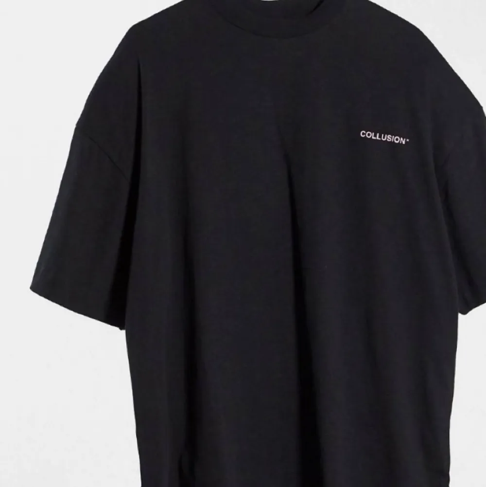 Skitcool oversized tröja med tryck på ryggen ifrån collusion🤩Använd fåtal gånger och är i superbra skick! Säljer då den inte kommer till användning längre. T-shirts.