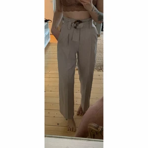 Byxor från NA-KD - Enbart provade, så i nyskick. Tredje bilden är lånad. 