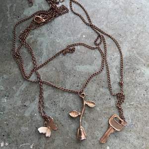 Tre halsband som jag säljer tillsammans. En nyckel, ros och en fjäril. Slitna så därav det billiga priset