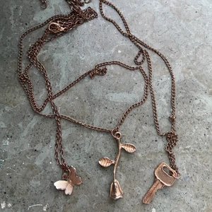 Halsband  - Tre halsband som jag säljer tillsammans. En nyckel, ros och en fjäril. Slitna så därav det billiga priset