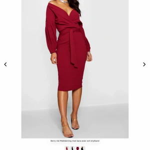 Storlek 42   - Sitter super bra en otroligt snygg midi klänning. Plus frakt som är 66kr. Jag är 160. Priset på klänningen kan diskuteras.