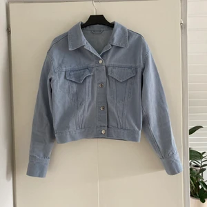 & Other Stories - jeansjacka strl 36 - Ljusblå jeansjacka från & Other Stories. Sparsamt använd. Köparen står för frakten. 🤎🤎