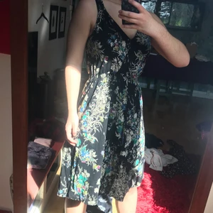 Svart klänning från Indiska  - Jätte skönt svart klänning med blommor/bland mönster från indiska