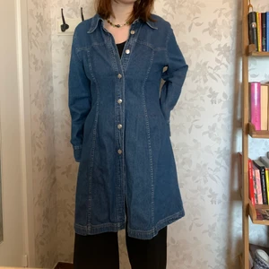 Jeanskappa - mjuk jeanskappa som även fungerar som klänning. Kan ha som jacka vid varmt väder 