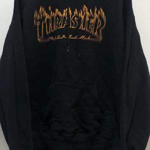 Thrasher hoodie i bra skick. Står inte storlek men skulle gissa på typ medium! Snyggt speciellt tryck. (Köpare står för frakt om du vill ha den skickad)