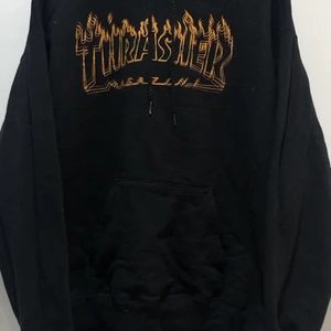 Thrasher hoodie flames - Thrasher hoodie i bra skick. Står inte storlek men skulle gissa på typ medium! Snyggt speciellt tryck. (Köpare står för frakt om du vill ha den skickad)