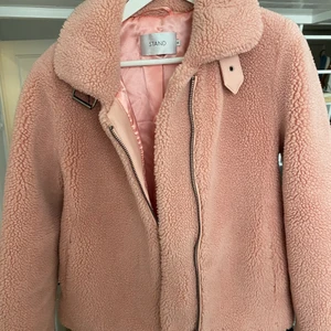 Oanvänd STAND jacka  - Oanvänd Teddy biker jacka från STAND! Strl 42