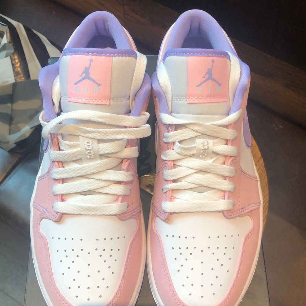 Helt nya och oanvända Air Jordan 1 Low ” Arctic Punch/ Purple Pulse i storlek 41/ US 8. . Perfekta nu till Vår/Sommar. All OG (Kvitto finns). Kan gå ner i pris vid snabb affär. need gone innan fredag eller under fredag. Skriv in du har frågor eller vill ha fler bilder. Skor.