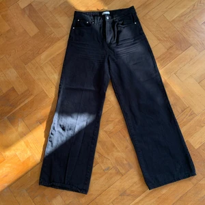 Gina Idun Wide jeans  - Jättefina jeans från Gina, jag är 172 och de går hela vägen ner till skorna på mig. Strl 40🤍