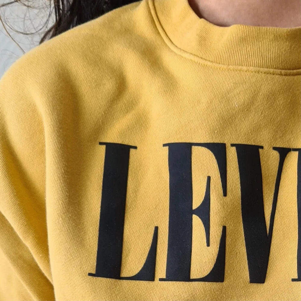 Assnygg levi’s sweatshirt! Är i storlek S, loose fit och skulle säga att den passar både S-M! I fantastiskt skick, använd 2 gånger och det är därför jag säljer den för den får tyvärr ingen användning... 💛  köpt för 599kr säljer för 150kr! . Tröjor & Koftor.