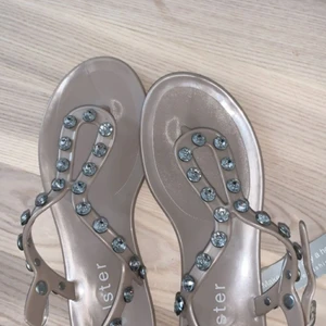 Tofflor från holister jätte sköna för sommarn, diamanter på. - Helt nya holister tofflor inte använd en enda gång storlek 37 jätte sköna. Köpte dom för 300kr Pris kan diskuteras 