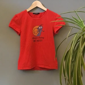 Rolig tröja✨ - Röd tröja med roligt tryck från Vero Moda. Storlek S ❤️ (Säljer en till på min sida)