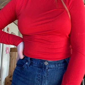 Röd polotröja  - Super fin, röd polotröja från Gina🤎 priset går att diskutera vid snabb affär :) 