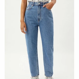 Weekday jeans - Jättefina slutsålda blåa jeans från weekday i modellen Seattle färgen Chelsea blue. Storlek 24/28 och de är lite korta för mig som är 167 så hade suttit jättefint på någon kortare💕 först till kvarn!