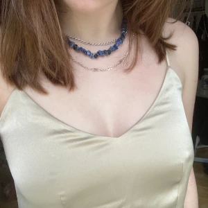 Champagnefärgat linne  - Champagne färget glansigt linne med snygg slit från midjan och neråt. Lite för liten för mig i bysten och därför ser den lite konstigt ut, men annars super fin utan defekter eller fläckar. Strl. 34. Jag kan mötas i Stockholm eller frakta😊