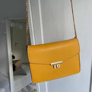 Väska  - Så snygg gul väska som piggar upp en enkel outfit! Är i längd för att använda som crossbody men går enkelt att göra till en axelväska också. Bra skick från mango!
