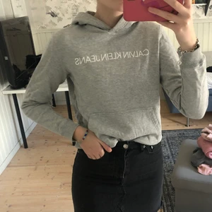 Calvin Klein hoodie! - Säljer pga att den tyvär inte används längre. Är i fint skick och har inga synliga fel osv. Betalning sker via swish och frakt till kommer.🤩 Köpt för 600kr