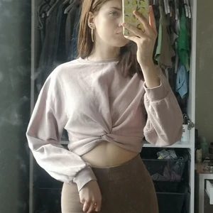 Tröja  - En jättesöt tröja med ett knut liknande slut 