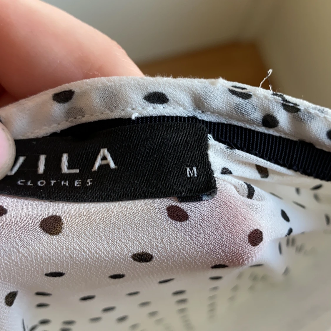 Vit prickig tröja från VILA, storlek M - 90