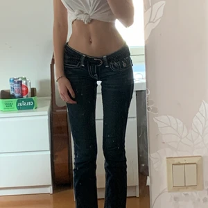 True religion bootcut jeans - Väldigt snygga och långa bootcut jeans från true religion, är 178 och dom är nästan lite långa för mig. Lågmidjade. Köparen står för frakten