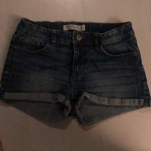 Ett par jeans shorts från Lindex, Storlek 150. Växt ur dom då det är till 11-12 årigar, Väldigt fint skick och hela. Som sprillans nya