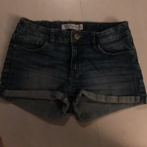 Jeans shorts  - Ett par jeans shorts från Lindex, Storlek 150. Växt ur dom då det är till 11-12 årigar, Väldigt fint skick och hela. Som sprillans nya
