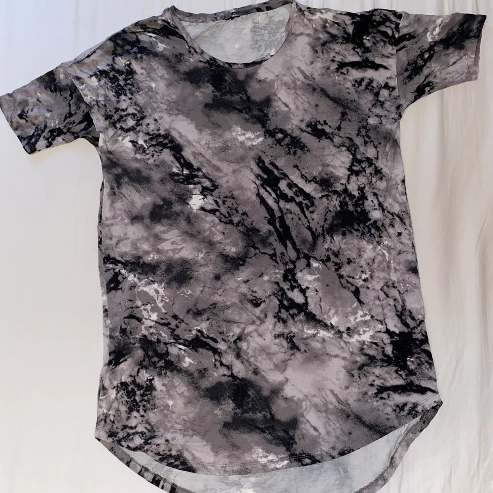 T-shirt klänning med ”marmor” mönster. Väldigt luftig och stor. Kan används som nattlinne eller strand klänning om man känner fört.. Klänningar.