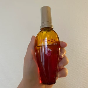 Eacada Parfym Miami Blossom 50ml - Läs information  - Den är använd, det är mer än halva kvar, ungefär 30-35ml kvar. Frakt kan ändras till annat fraktalternativ med annat fraktföretag om det önskas.