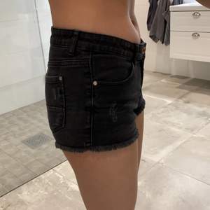 Svarta vanliga low waist shorts. Inte använts på över två år. Köpta från Lindex. Säljes pga ingen användning och för små för mig.