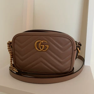 Gucci - Säljer nu min fina älskade GG Marmont matelassé mini bag då den inte får den kärleken den behöver av mig. I nyskick. Kvitto dustbag mm finns såklart. Priset går inte att pruta ner.
