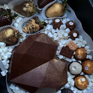 Smashbox 💜 - Överraska dina nära och kära 🥳 🖤🖤  smash heart  Roché  box : Lyxig och passar perfekt som present, du väljer själv vad du önskar under hjärtat 🤍