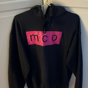 MCO - En svart MCO hoodie 