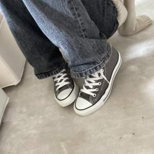 Mörkgråa nya Converse i storlek 37.5. Använda en gång, säljs pga lite stora. De är 24 cm i innermått. Köpt förra året för 750kr. Skriv privat vid frågor eller fler bilder :). Läggs upp igen pga oseriös köpare. Startbudet är 300kr plus frakt. Buda i kommentarerna. Budgivningen avslutas söndag 18/4 kl 21💕