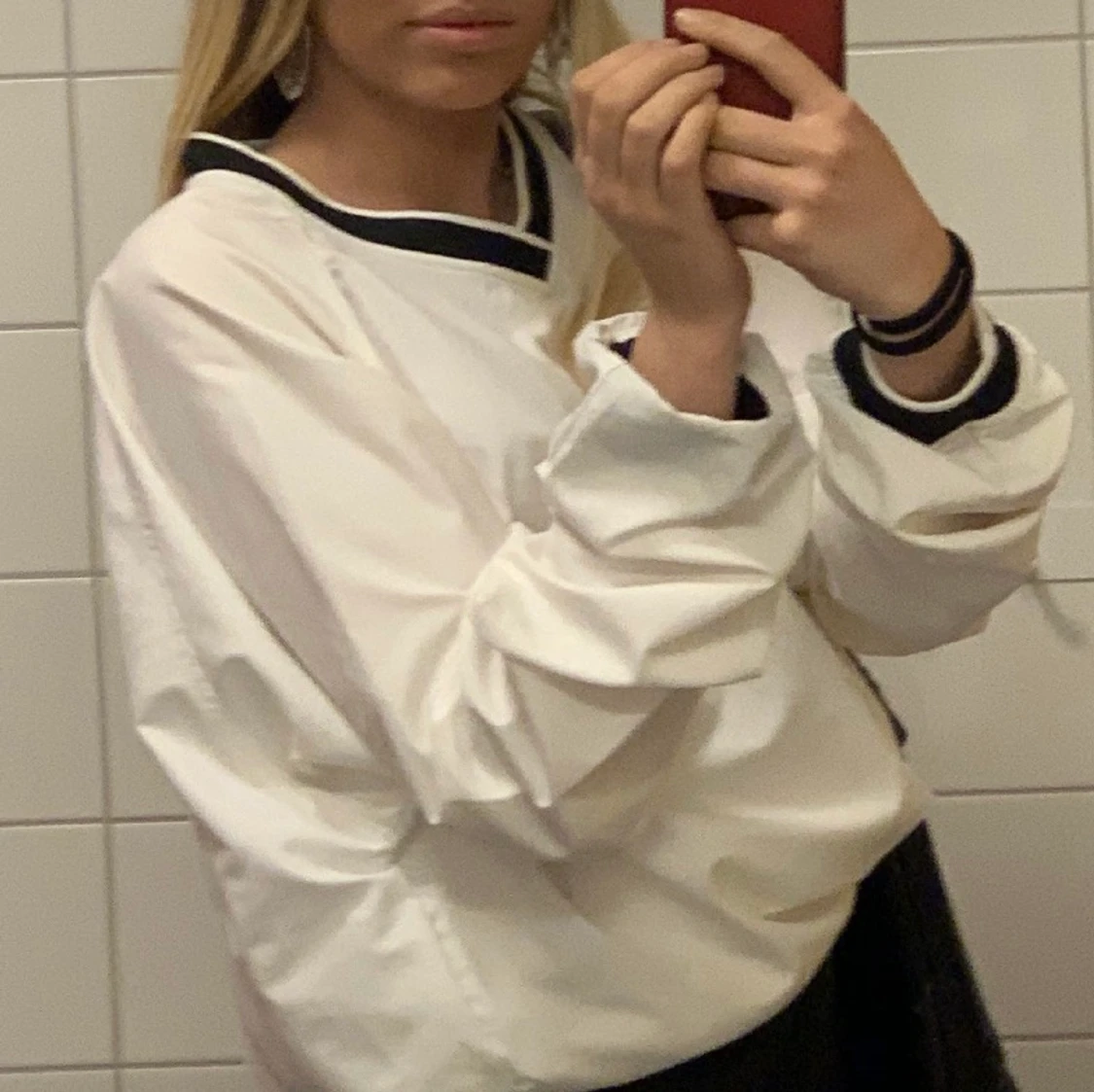 Vit tröja med svarta kanter - 90