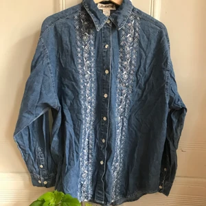 Vintage jeansskjorta - Vintage jeansskjorta från märket clementine🌼 Köpt på beyond retro i somras, väldigt 70s! Mycket bra skick, kontakta mig vid frågor :)