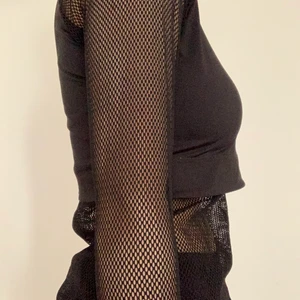 Hunkemöller X Doutzen träningstopp - Superfin svart träningstop från Hunkemöller. Gjord i samarbete med victoria secret modellen Doutzen Kroes. Jättefint material och nästan aldrig använt och därför så bra som nyskick! Säljer för att den är lite för stor för mig. Köparen står för frakten<3