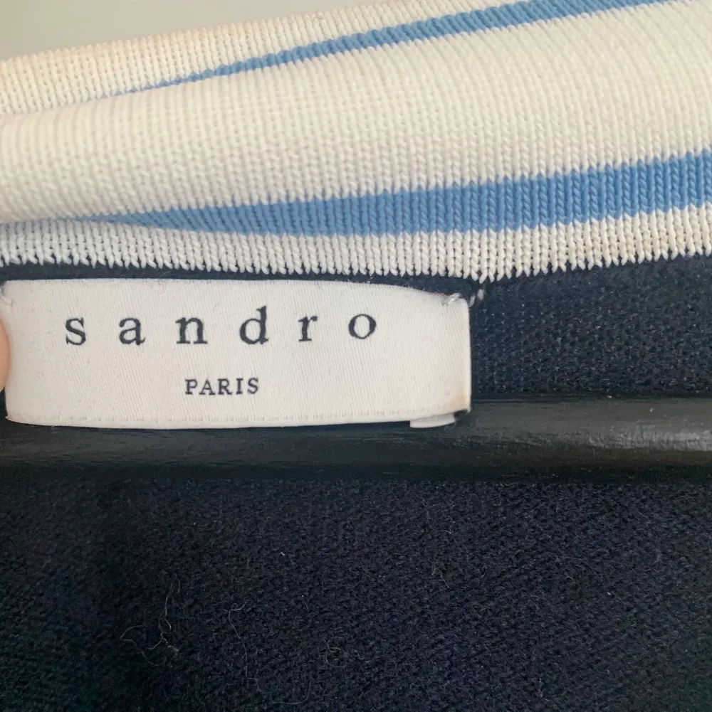 Marinblå, långärmad tröja i kashmire från Sandro. Köpt i somras för 2200kr på Sandros butik i NK. Storlek S/M. Tröjor & Koftor.